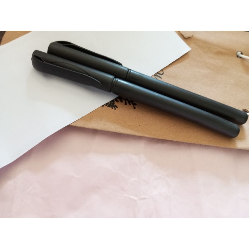 

Pensil Hitam dengan Kulit