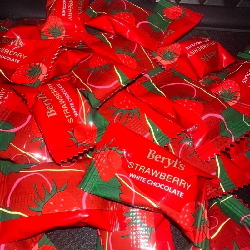 

READY STOK Eceran Berryls White Chocolate With Dried Strawberry Chips