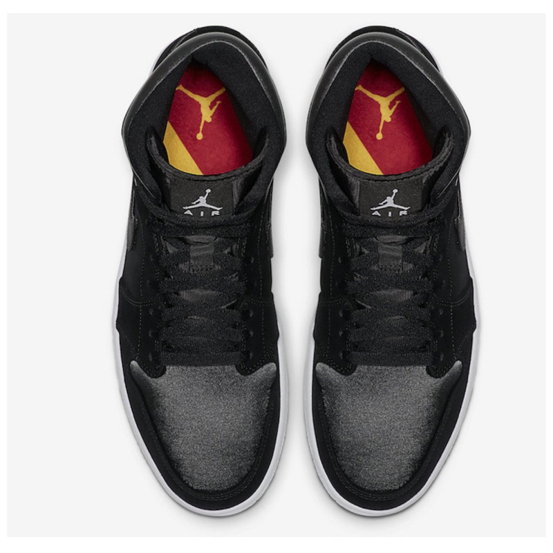 Preloved sepatu Nike Air Jordan Aj 1 Mid SE