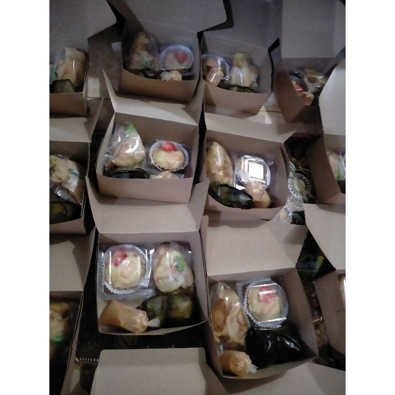 

snack box isi 3 kue dan 1 air mineral