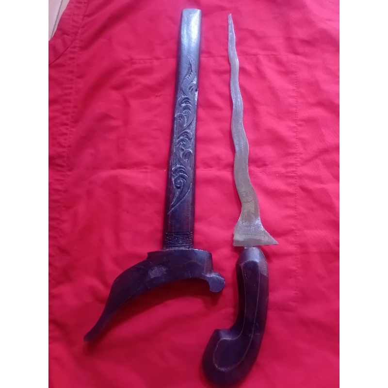 keris pajangan dinding
