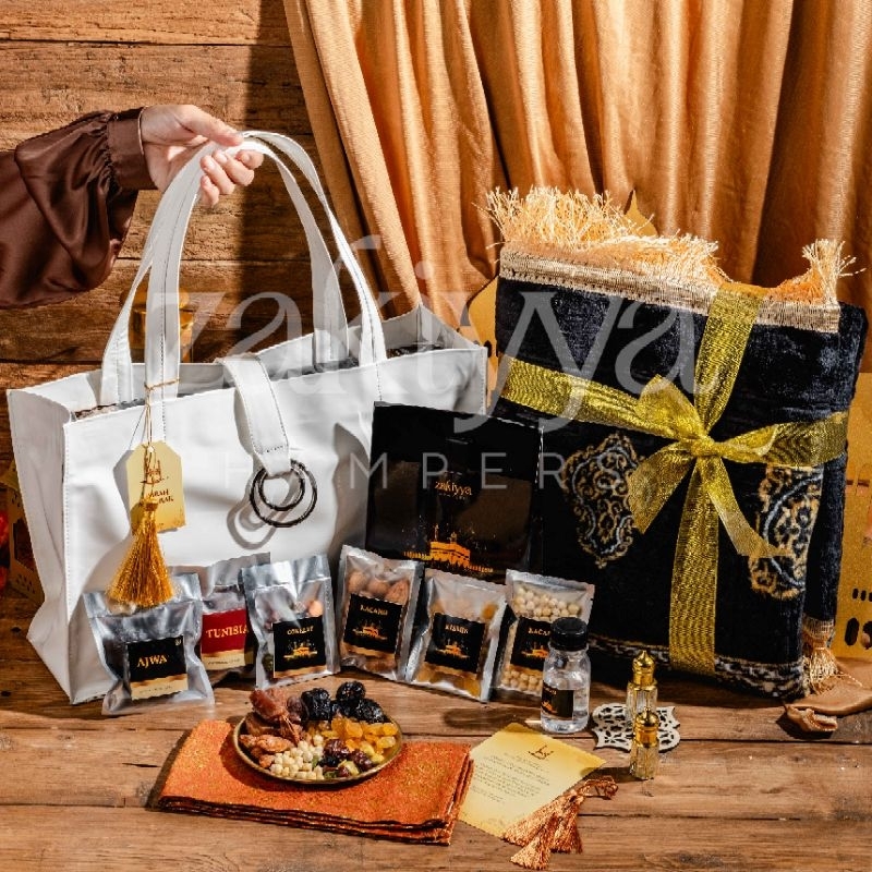 

Hampers Souvenir Oleh Oleh Haji Umroh - Paket Lily
