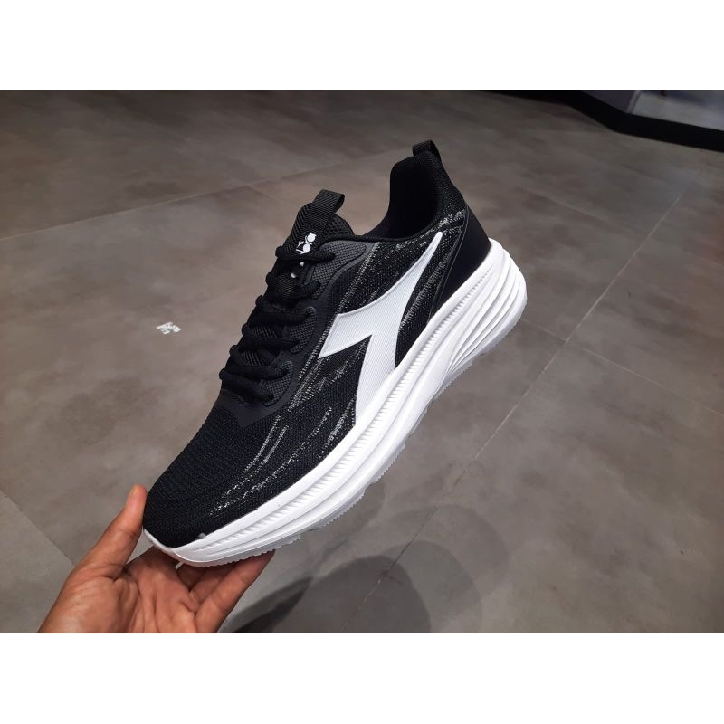 sepatu sport runing lari diadora hitam original BNIB Fusco black