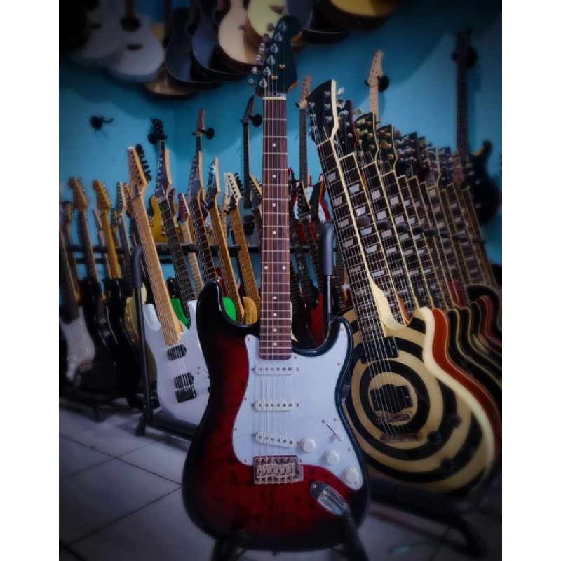 Gitar elektrik stratocaster model coustom HQ kondisi baruSudah seting wenak tinggal jrenk
