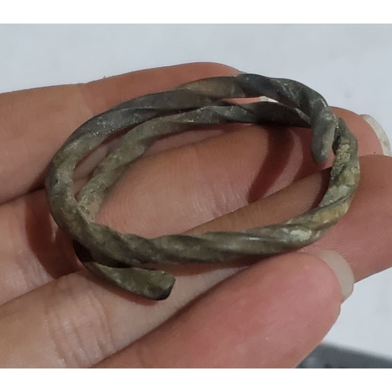 1 biji gelang kuno temuan sungai untuk koleksi/hiasan/pajangan/dll.