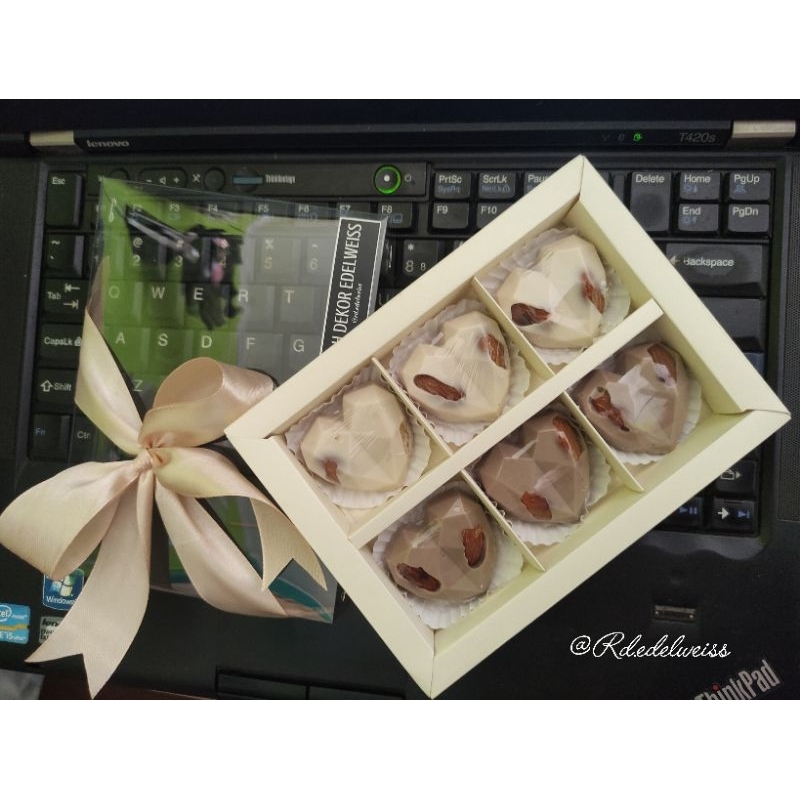 

COKLAT LOVE ALMOND/COKLAT PRALINE/COKLAT LUCU/COKLAT UNIK/COKLAT ELEGANT/COKLAT GIFT/COKLAT BOX/COKLAT BENTUK HATI