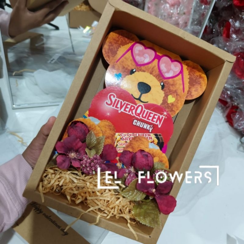 

COKLAT BERUANG SILVERQUEEN | ISI3 SUDAH DENGAN BOX + BUNGA ARTIFICIAL