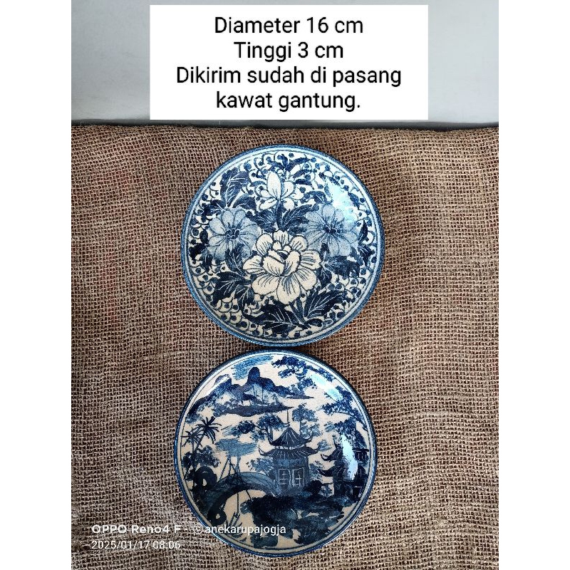 2 buah piring keramik lukis gambar bunga biru putih dan pemandangan china di buat seperti antik kuno