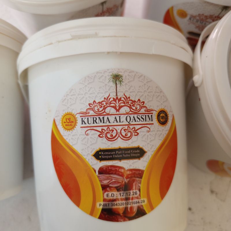 

Kurma Al Qassim 1 ember ( 450 gram termasuk ember)