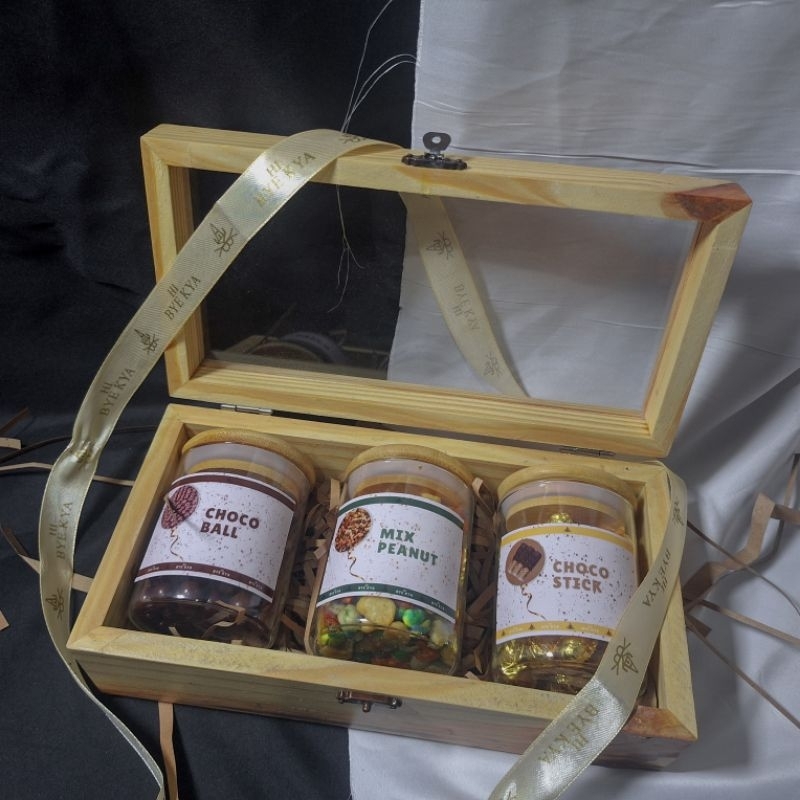 

Premium Hampers / Gift Box / Kado / Birthday Hampers / GWS Hampers / Graduation Hampers