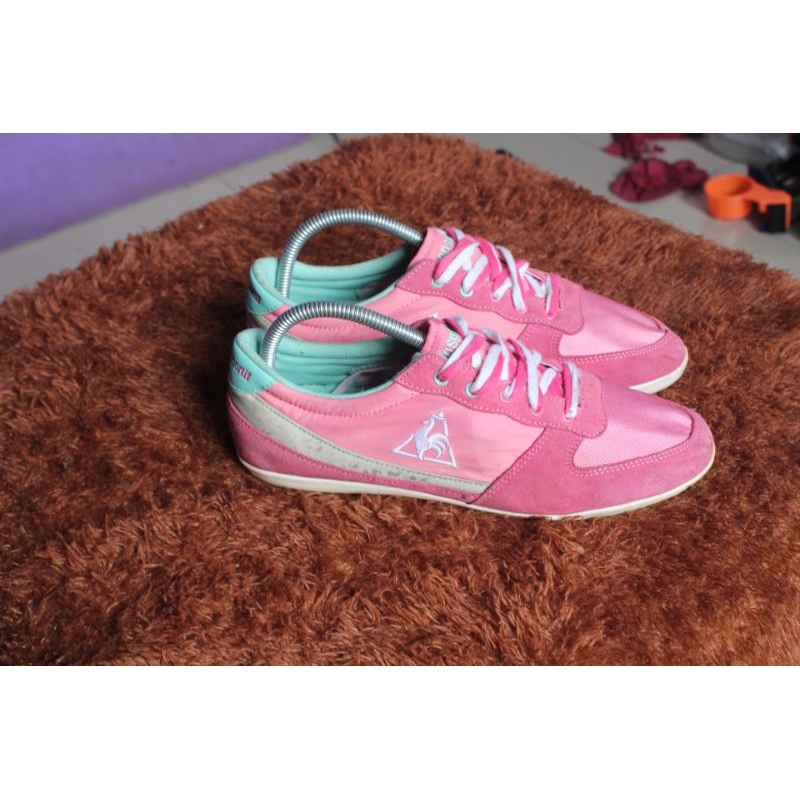Sepatu sneaker  imut " Lecoq sportif"kombinasi kulit suede kanvas. Warna pink manis menyala size 40 