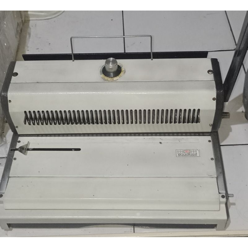 

MESIN JILID SPIRAL KAWAT LUBANG KOTAK KECIL 3:1 F4