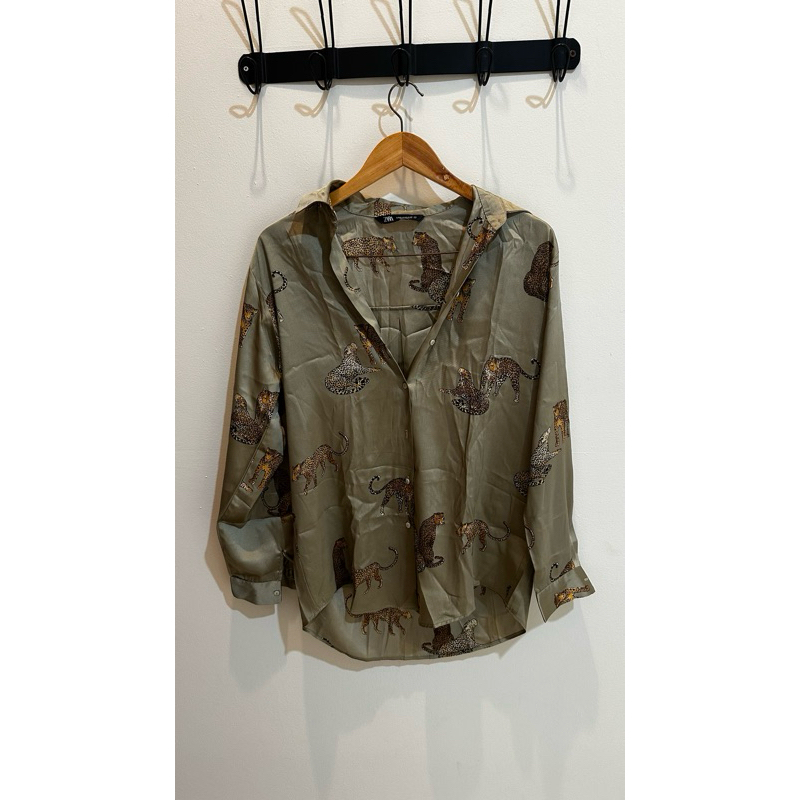 kemeja zara hijau motif macan