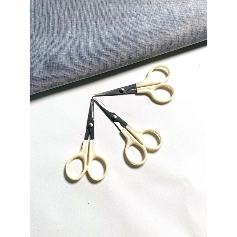 

Gunting Benang Bordir Ujung Lengkung ukuran 3,5 inch