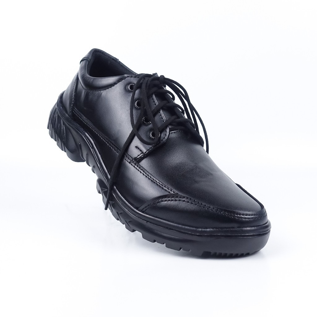 Urban Trek Sepatu kulit kokoh dengan sol karet yang sempurna untuk eksplorasi kota Kkk18