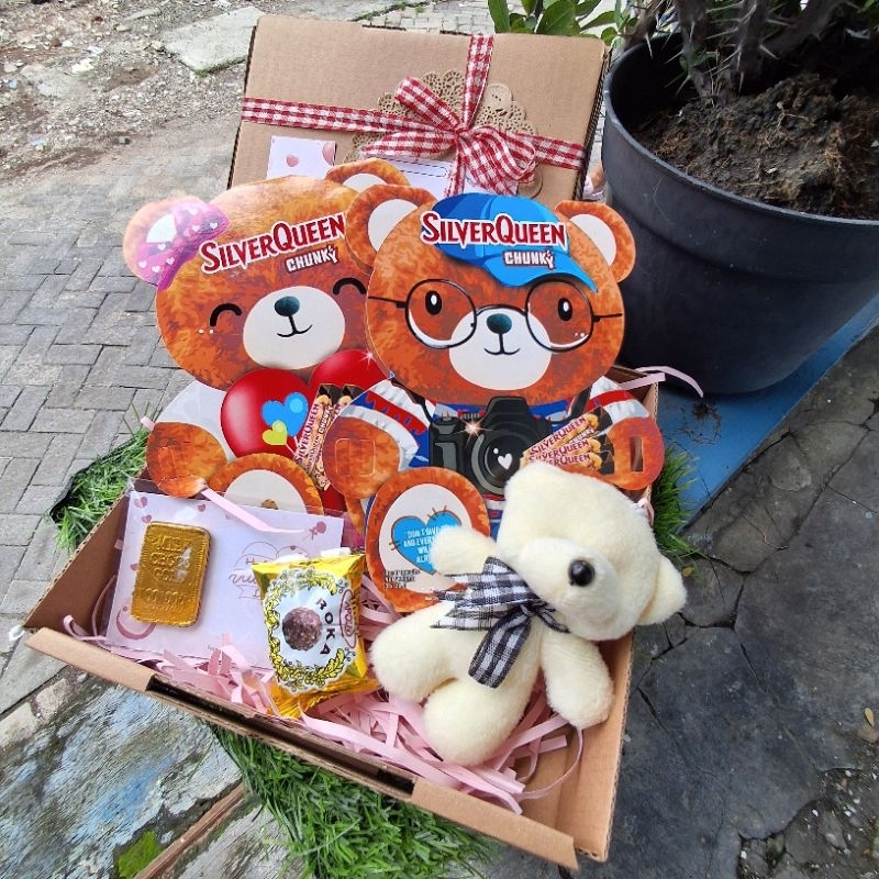 

Hampers Cokelat Silverqueen Bear Couple Hadiah coklat spesial hadiah ekslusif hampers valentine kado cokelat hadiah cokelat hadiah ultah wisuda pacar girlfriend wlw