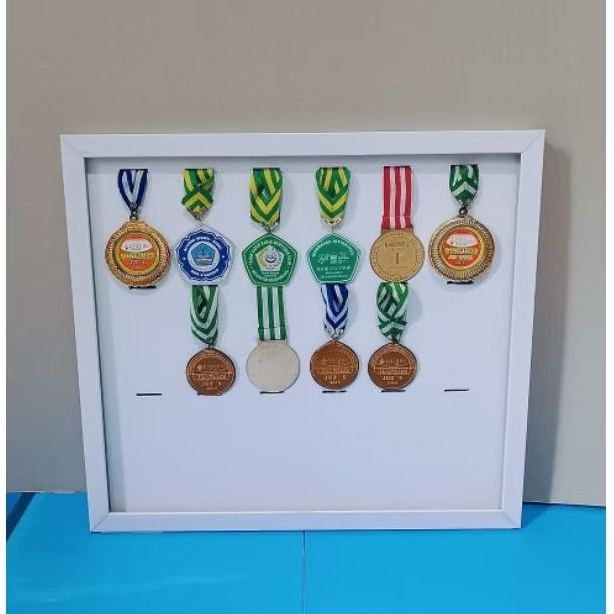 Bingkai 3 D  Gantungan  Medali 18 Slot Medali Frame 3D/Figura  Medali