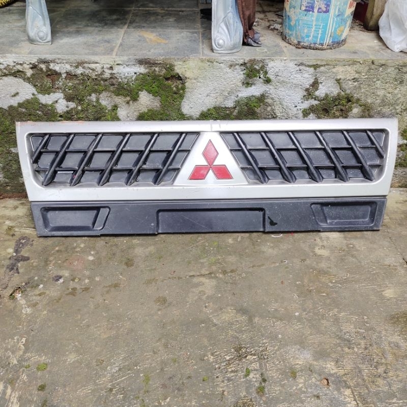 Grill tengah Mitsubishi L300 original