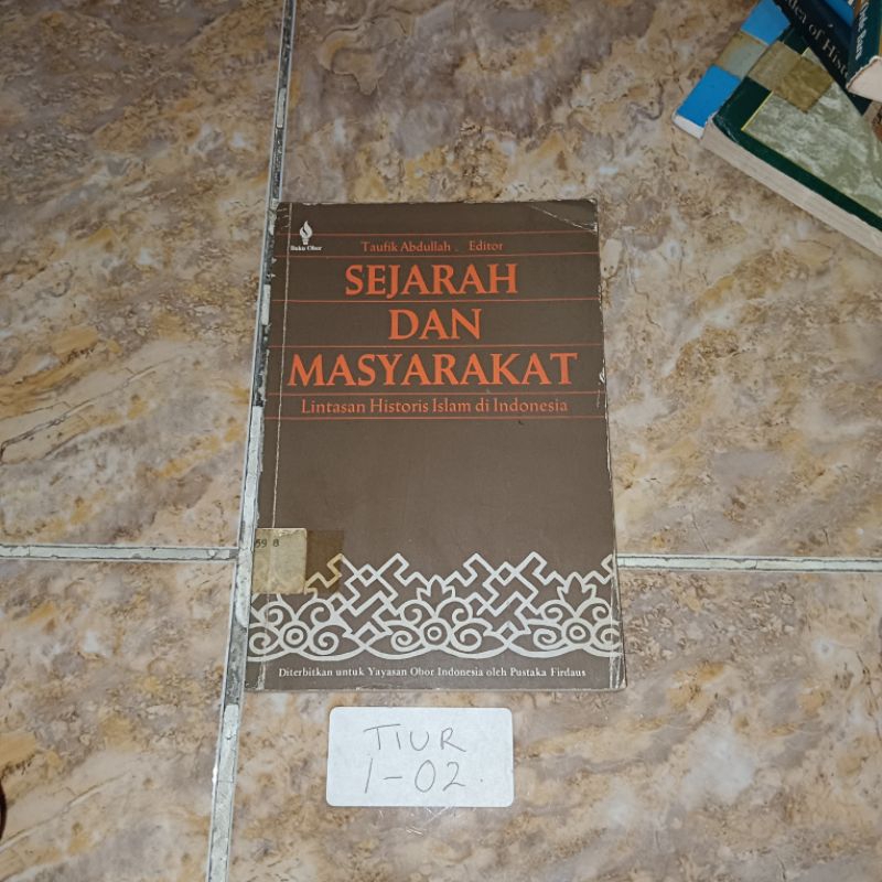 Buku Sejarah dan masyarakat lintasan historis Islam di Indonesia