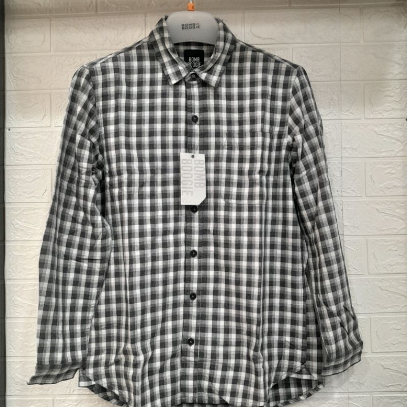 kemeja kontak kotak hitam putih hijau bombboogie original Regulerfit 24931B5GWM