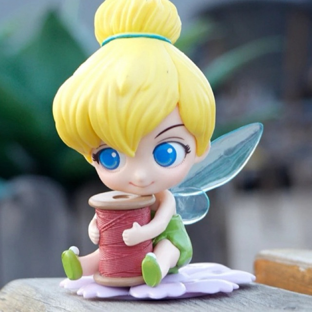 Figure Tinkerbell duduk tatakan bunga