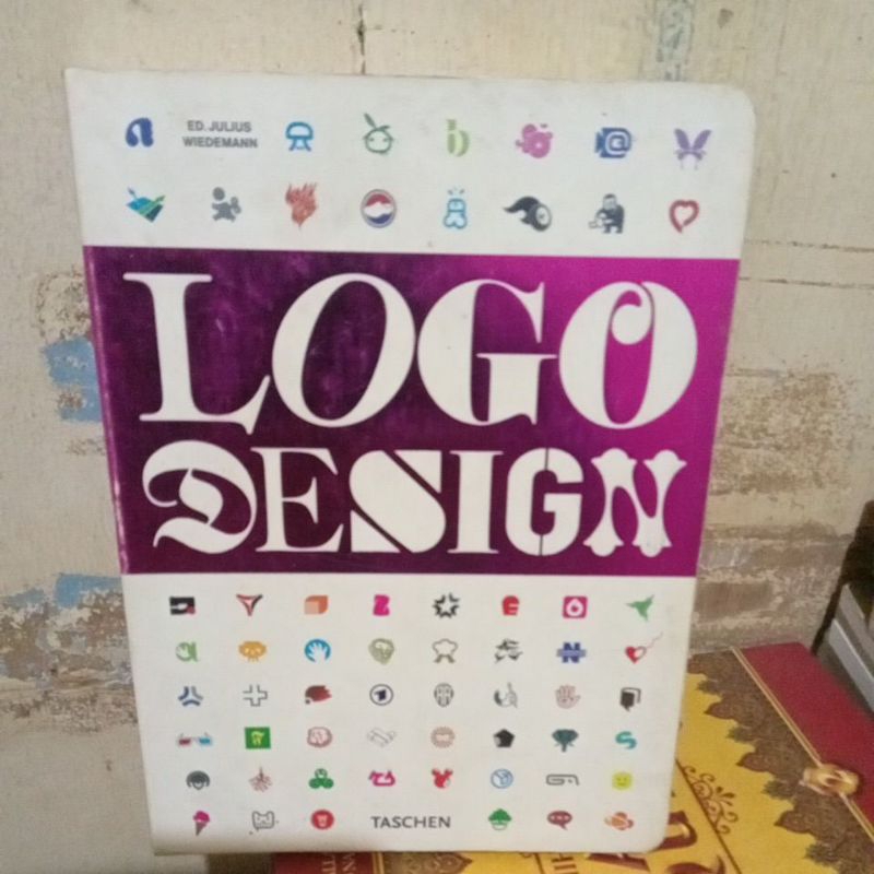 Logo Desighn Penerbit Taschen