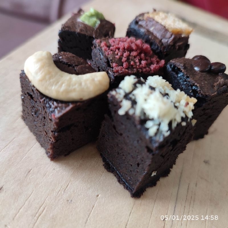 

RB22 Brownies Sekat Imut Brownies Bandung Isi 50 potong