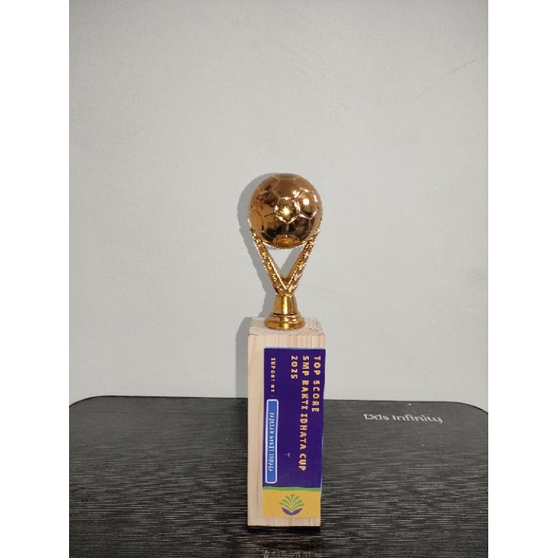 Piala/Plakat Kayu Jati Belanda + Figura