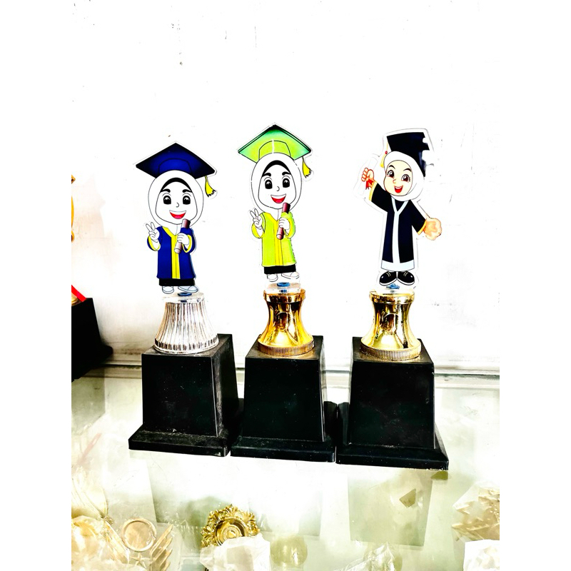 Piala anak TK wisuda