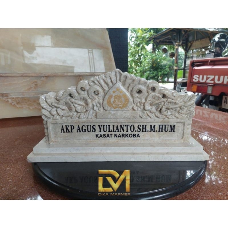 

Papan Nama Ukir Batu Marmer Putih Krem Tatakan 2 Tingkat