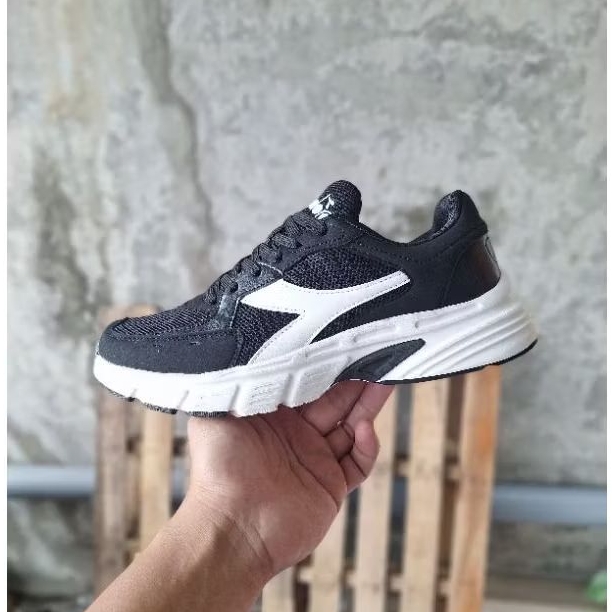 Diadora Kaisar (M) / sepatu olahraga hitam putih