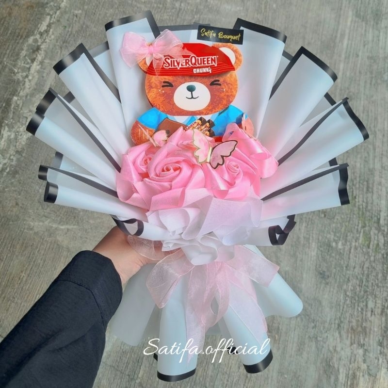

Bouquet Coklat Silverqueen Bear / Buket Bunga Satin Mix Silverqueen Edisi Spesial Valentine 2025 / Hadiah Pacar Trend Bucin Kado Pacar Buket Butterfly Lampu LED