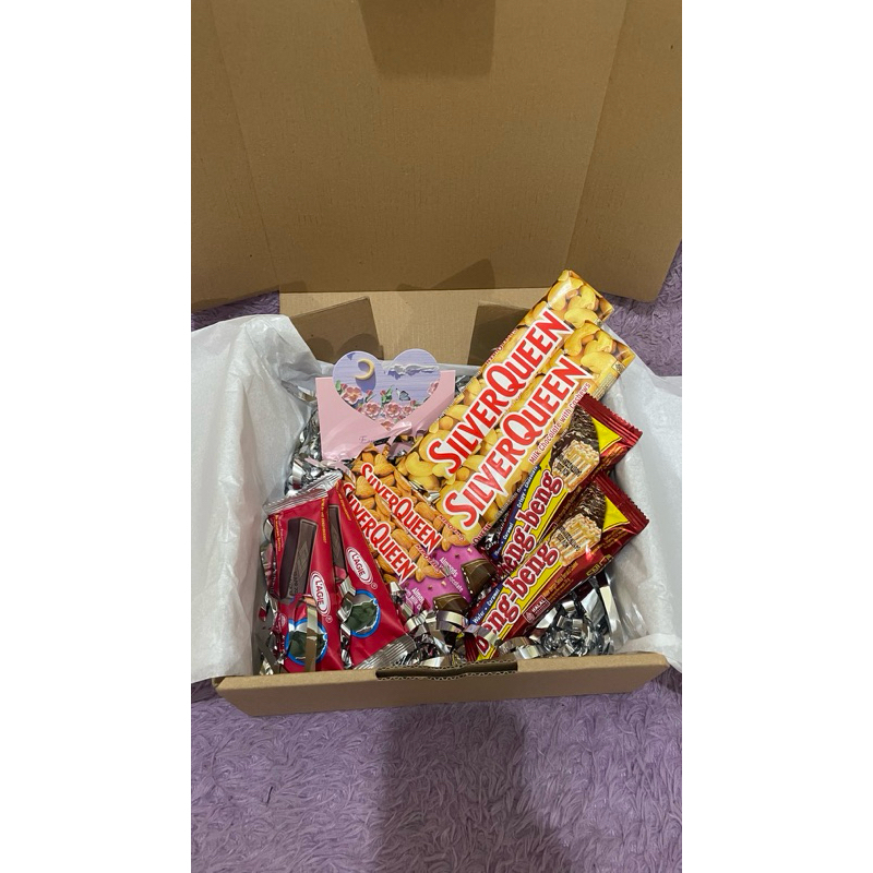 

Box Hampers Valentine Snack