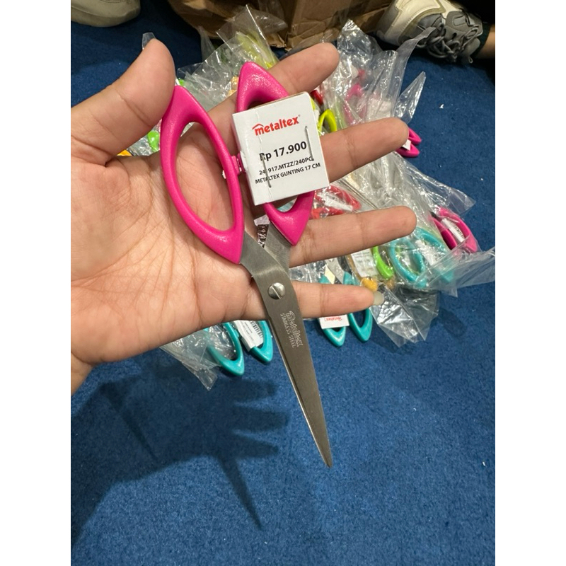 

GUNTING KERTAS METALTEX random warna
