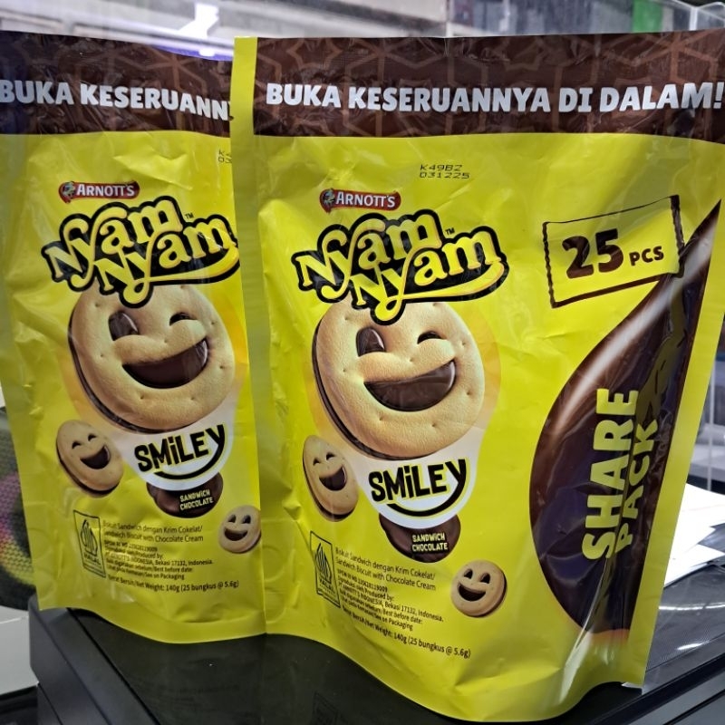 

NyamNyam Smiley Biskuit Sandwich Cokelat Share Pack 140 g