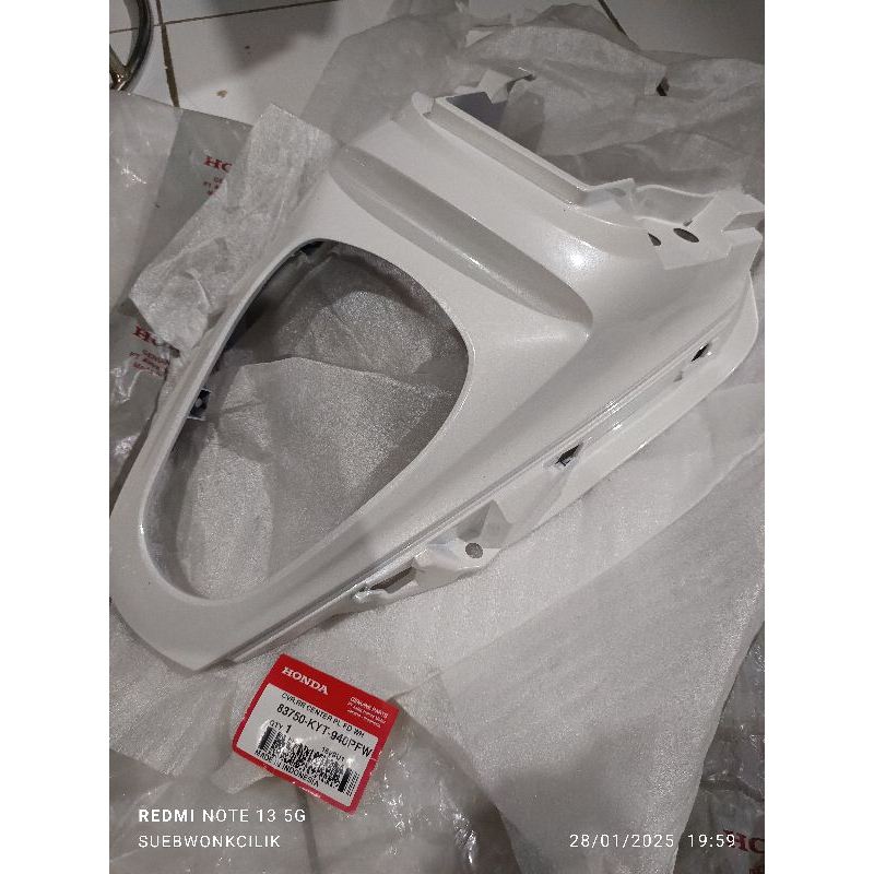 83750-KYT-940PFW cover center pl cover lampu belakang honda scoopy karbu putih original AHM