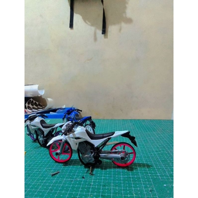 miniatur speda motor crf/surek warna putih