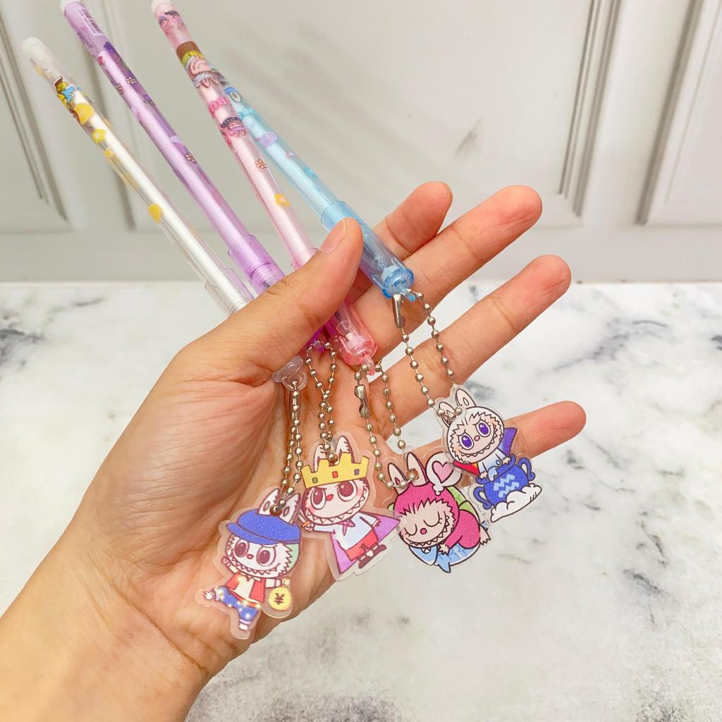 

PG-1794 Pulpen Gantungan Akrilik Labubu / Pen Gel Tinta Hitam Alat Tulis Sekolah Terbaru Tersedia 4 Motif Pulpen Bisa Grosiran