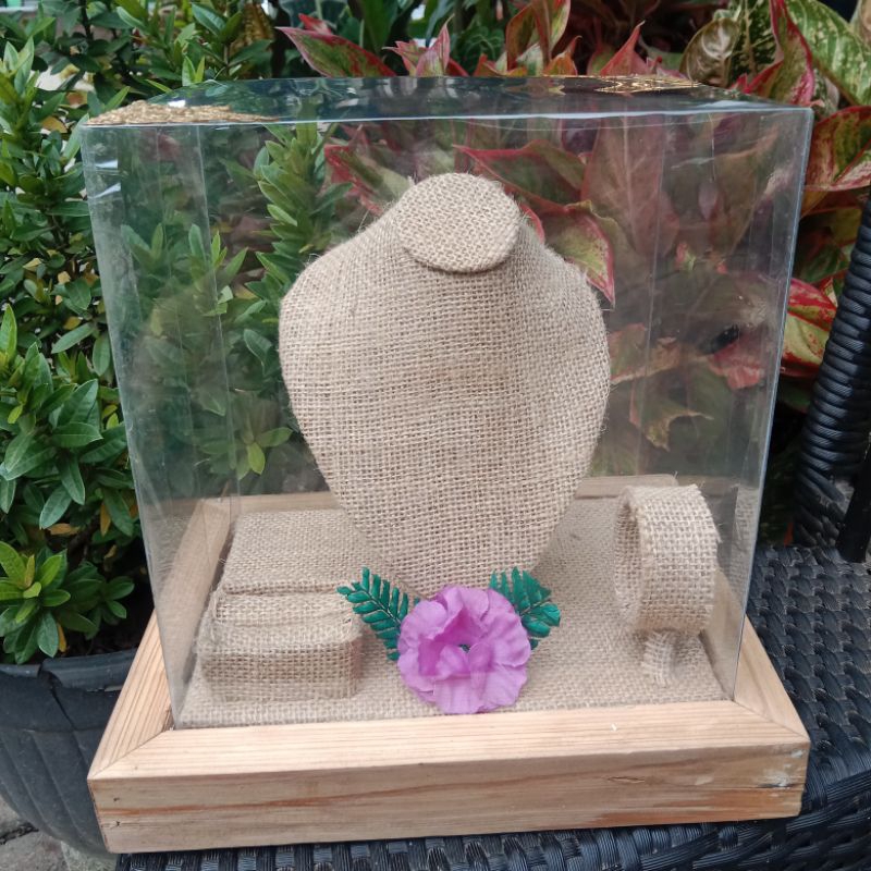 tempat perhiasan manekin