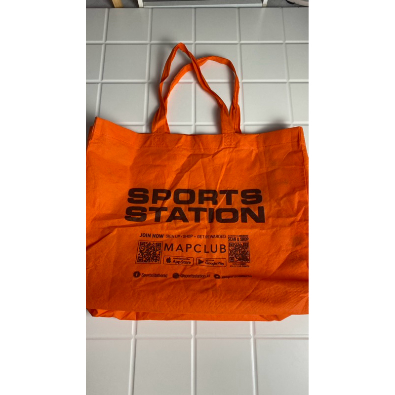 

[PRELOVED] TAS SHOPPING BAG TAS BELANJA GOODIE BAG SPOUNDBOND BAG SPORT STATION