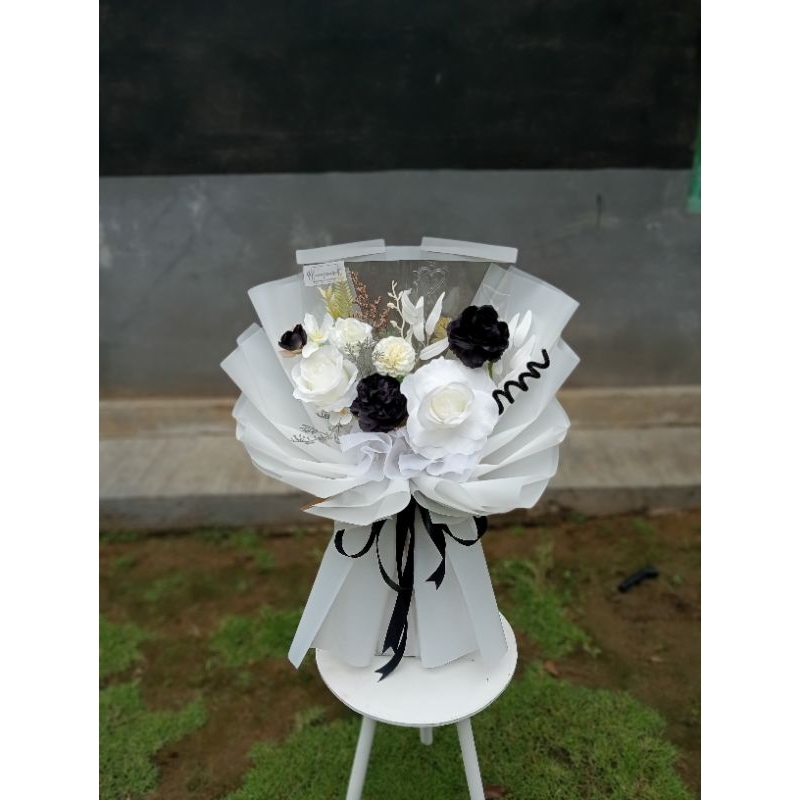 Buket bunga monocrome / buket hitam putih / buket cowok