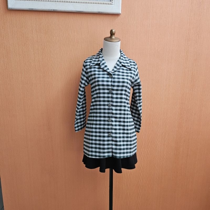 atasan wanita kemeja putih kotak hitam S cewek vneck kerja kuliah remaja 13 14 15 thn