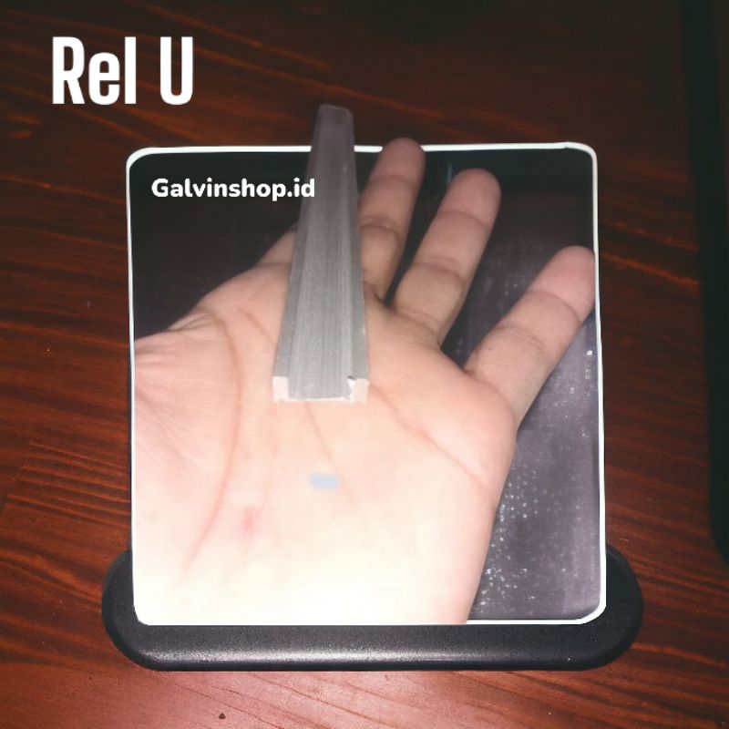 Rel U etalase, rel bawah