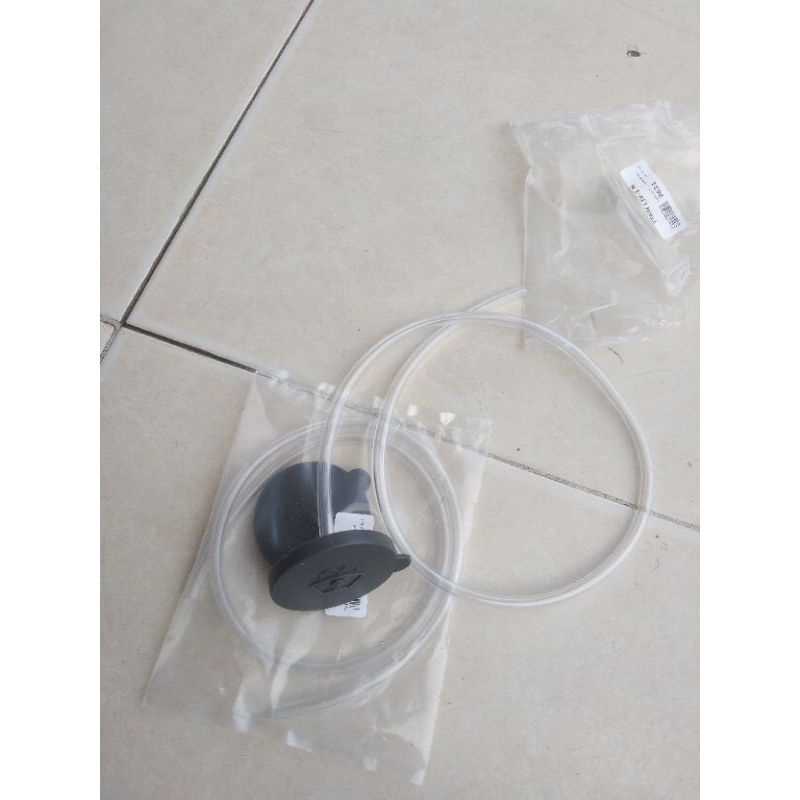 tutup tabung air wiper tank Nissan Livina
