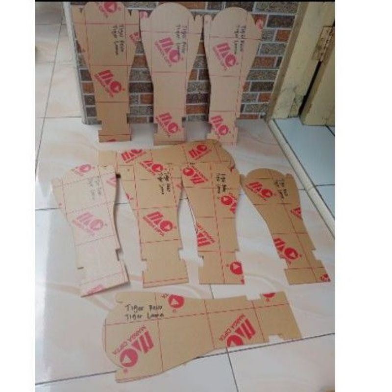 mika kolong Tiger Akrilik Bening