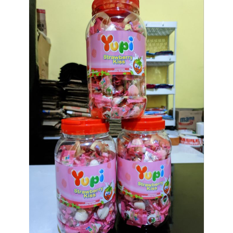 

YUPI STRAWBERRY KISS TOPLES 300GR