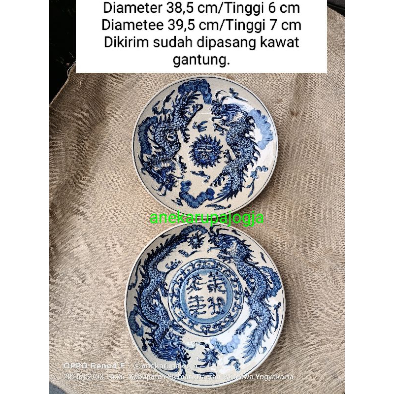 2 buah piring hiasan dinding keramik lukis naga timbul biru putih  untuk dekorasi hiasan