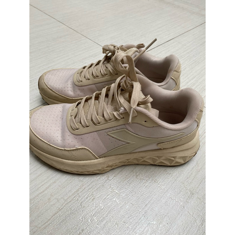 preloved sepatu olahraga wanita diadora original