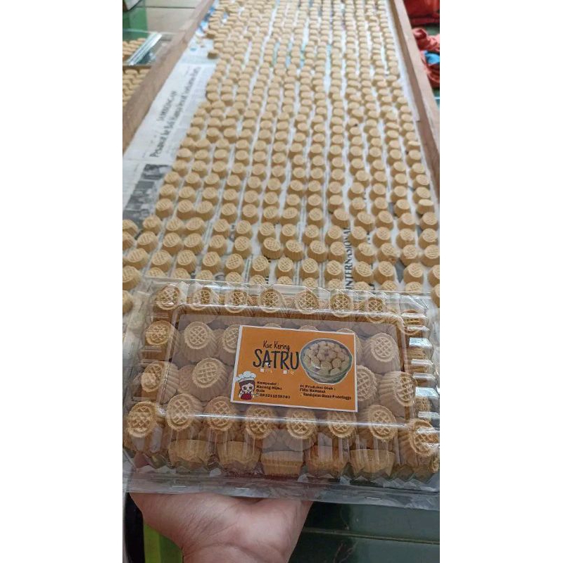 

Kue Satru 1/2 kg (Kue Kering SATRU Kacang Hijau) Kue jadul Lebaran kemasan Mika