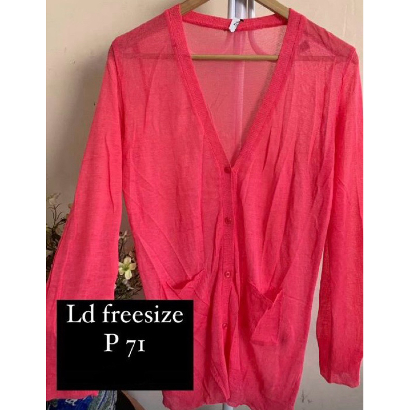 cardigan merah